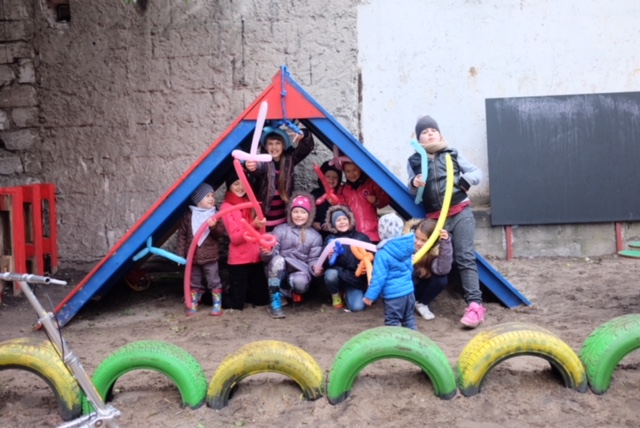 Dzieci z podwórek przy ul. Wawelskiej i Mickiewicza otworzyły wymarzony plac zabaw - podsumowanie Miniprojektu